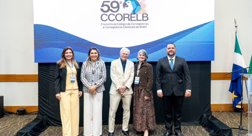 A imagem mostra cinco pessoas, entre elas o vice-presidente e corregedor do TRE-CE, desembargado...