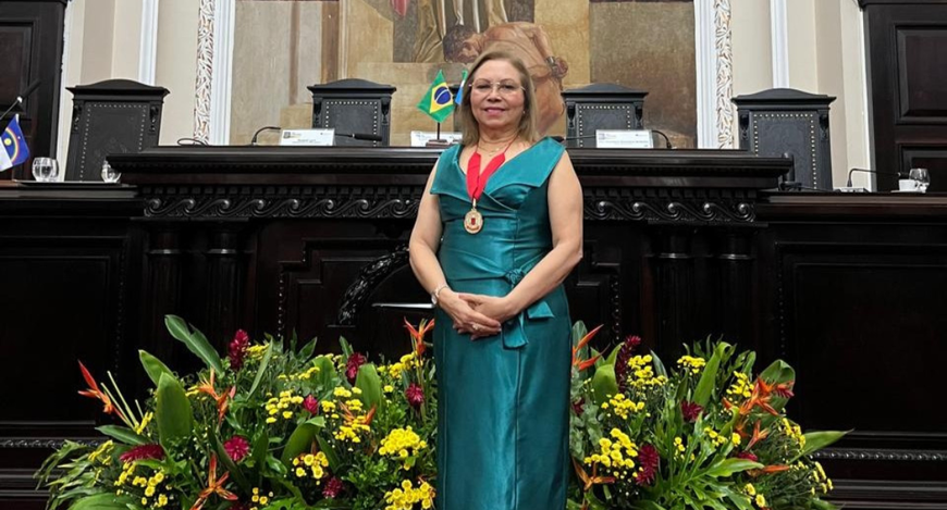 A imagem mostra a presidente do TRE-CE, desembargadora Maria Iraneide, em pé no centro de um ple...