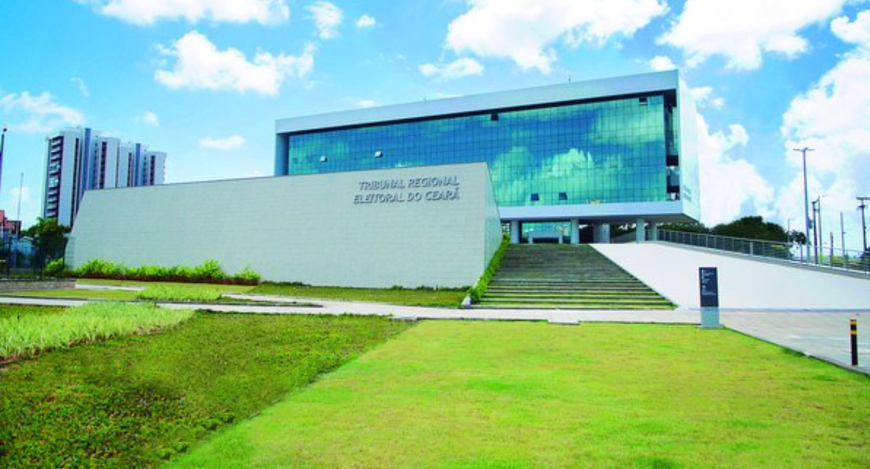 Na foto, a sede do TRE-CE. Na segunda imagem, o auditório do TRE-CE está registrado por um ângul...