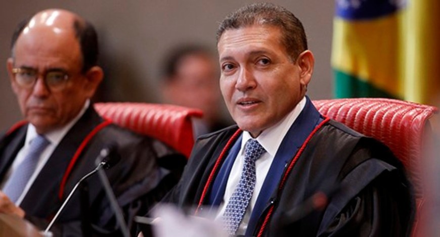 Na foto, o ministro Nunes Marques está em primeiro plano olhando em direção lateral. Ao lado del...