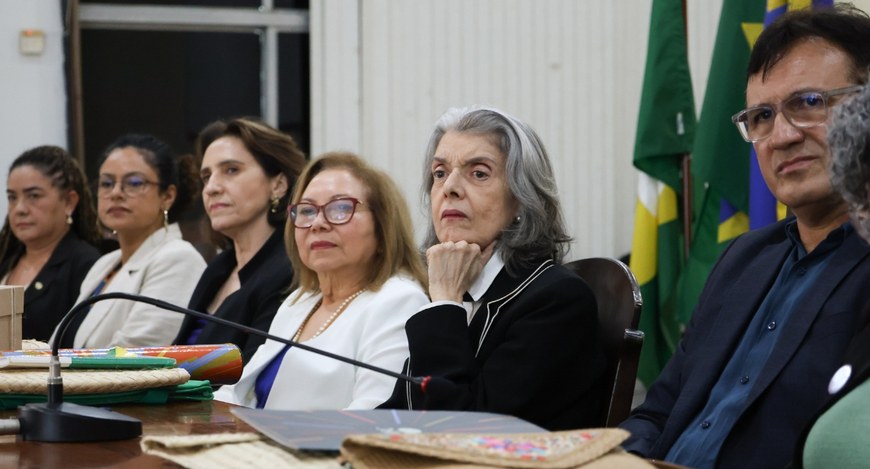 Na imagem, várias pessoas estão sentadas lado a lado em uma mesa, entre elas as presidentes do T...