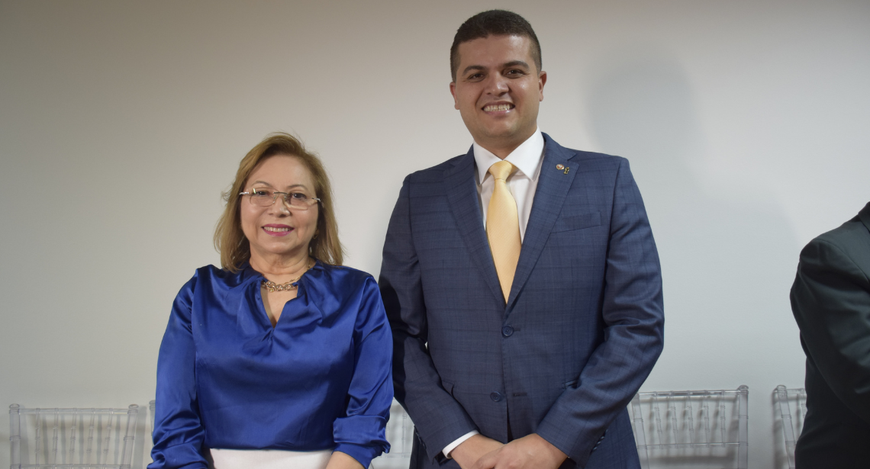 Na imagem, a presidente do TRE-CE e o novo procurador-geral estão posicionados lado a lado, em p...