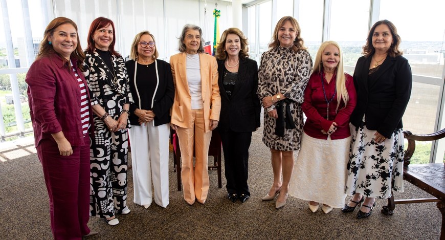 Na imagem, a ministra posa ao lado de sete outras dirigentes de tribunais eleitorais.