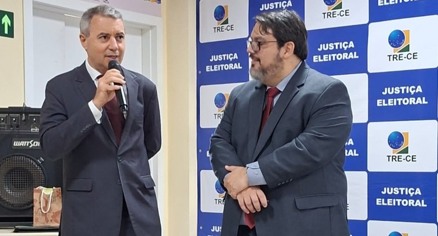A imagem mostra, ao lado esquerdo, o diretor da Escola Judiciária do Ceará, desembargador Edilbe...