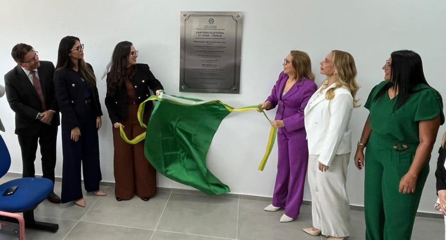 Na foto, a presidente do TRE-CE, desembargadora Maria Iraneide Moura Silva, ao lado de outras ci...