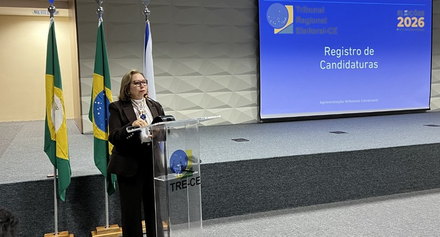 Presidente do TRE-CE diante de um púlpito.