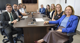 A imagem mostra que, em uma sala de reuniões da Presidência do TRE-CE, dez pessoas estão sentada...