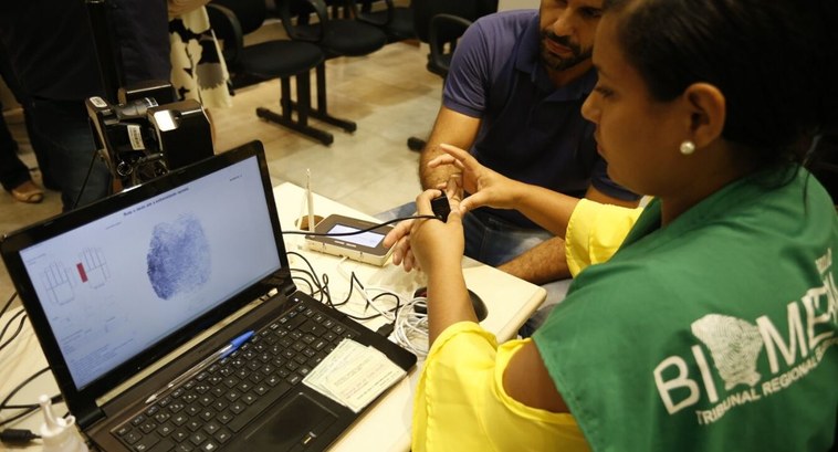 373 mil eleitores de Fortaleza têm o título cancelado por ausência à biometria Servidora da justiça eleitoral coleta a digital de eleitor