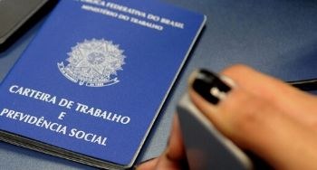 Foto de Carteira de Trabalho e mão de eleitor