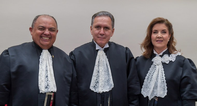 Cearense Teodoro Silva Santos toma posse como ministro do STJ Foto retangular dos três novos ministros. Todos trajando toga. Por ordem, o ministro Teodoro Sil...