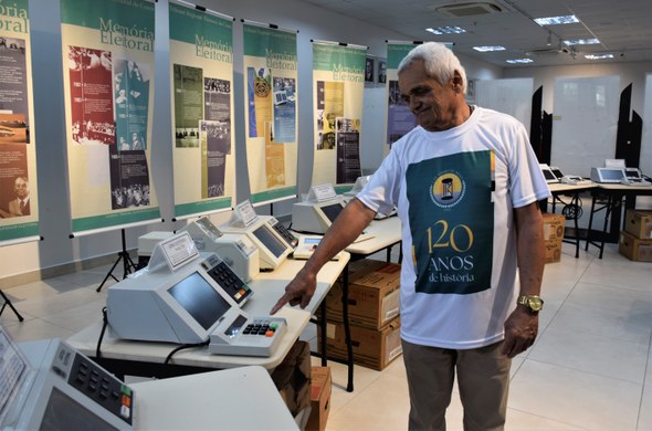Na primeira foto, um grupo de cerca de trinta pessoas está reunido no Centro de Memória do TRE-C...