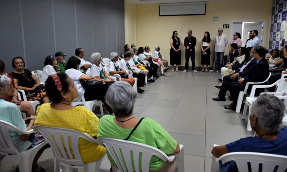 Na primeira foto, um grupo de cerca de trinta pessoas está reunido no Centro de Memória do TRE-C...