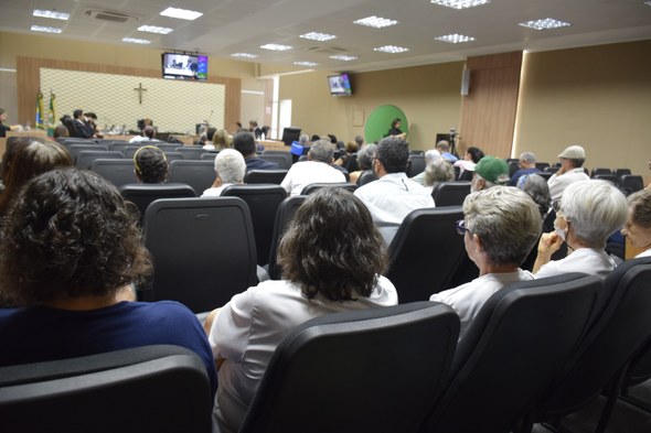 O grupo está na sala de sessões do TRE-CE
