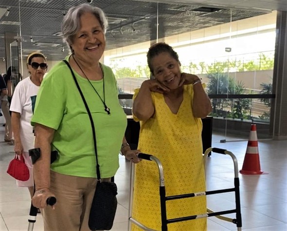 Na primeira foto, um grupo de cerca de trinta pessoas está reunido no Centro de Memória do TRE-C...