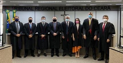 Foto dos membros do Pleno na despedida do juiz Roberto Viana. Descrição da imagem no final da no...