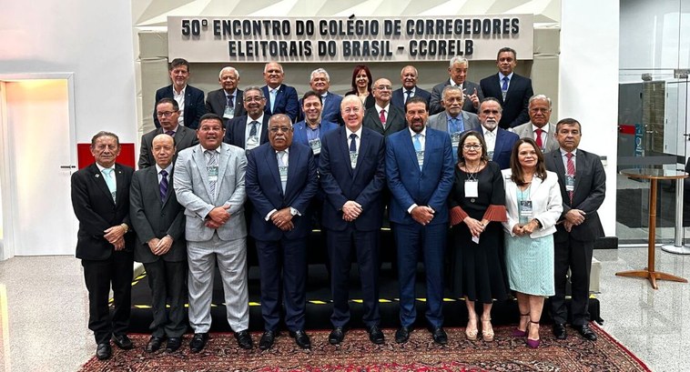 Estiveram reunidos na sede do TRE-CE, corregedoras e corregedores dos tribunais eleitorais do pa...