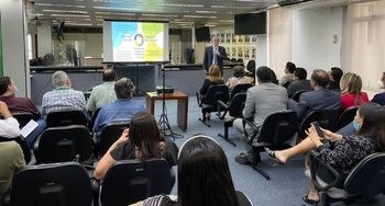 Presidente do TRE na reunião com partidos. Descrição após a notícia.