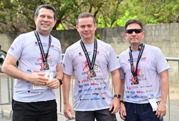 Na terceira foto, três homens posam lado a lado, sendo um deles o juiz auxiliar da Presidência. ...