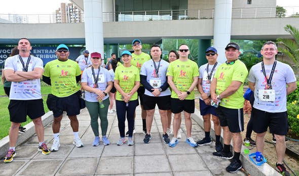 Na quarta imagem, um grupo de pessoas da área de Segurança do Tribunal está reunido em pé, lado ...