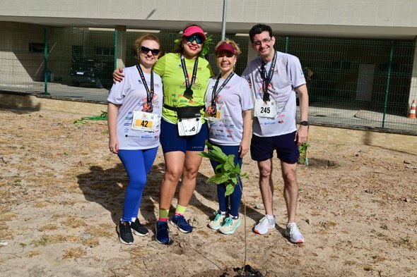 Na nona imagem, a diretora-geral e três servidores estão em pé, lado a lado, posando para a foto...