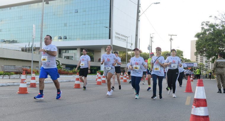 As imagens registram momentos da corrida de rua organizada em frente ao prédio do Tribunal Regio...