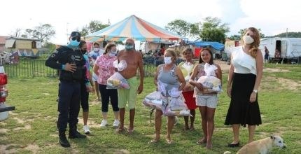 Foto horizontal. Na imagem, estão várias pessoas, dentre elas a juíza Kathleen Nicola Kilian e u...
