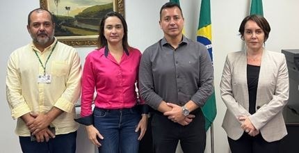 Foto horizontal tirada no gabinete do secretário de Segurança Pública. Na foto, da esquerda para...