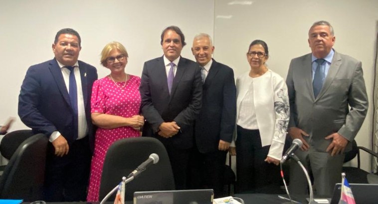 Presidente do TRE-CE é eleito vice-presidente do Coptrel Uma foto retangular, estando lado a lado, seis desembargadores: o presidente do TRE Ceará, Raimu...