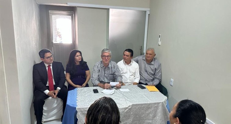 Presidente do TRE-CE inaugura nova sede do Cartório Eleitoral do Barro Foto horizontal tirada no cartório de Barro. Na foto, cinco pessoas estão sentadas atrás de uma ...