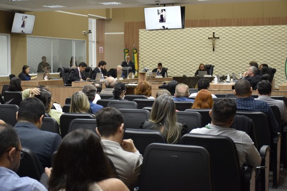As quatro imagens retratam o evento de lançamento realizado na sala de sessões do TRE-CE. Na pri...