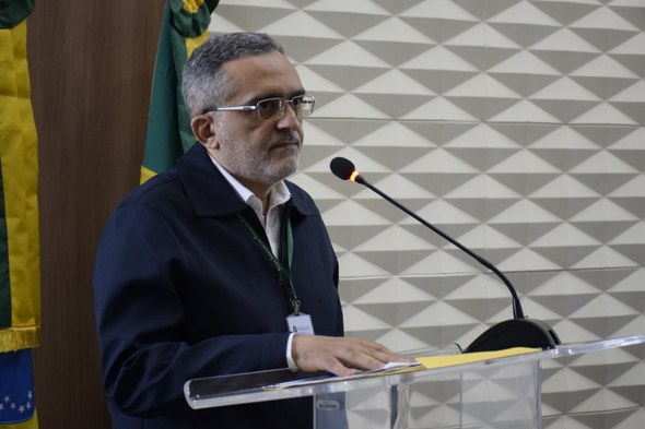 As quatro imagens retratam o evento de lançamento realizado na sala de sessões do TRE-CE. Na pri...