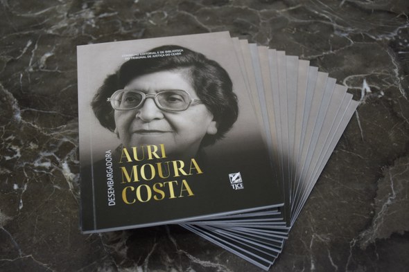 As quatro imagens retratam o evento de lançamento realizado na sala de sessões do TRE-CE. Na pri...