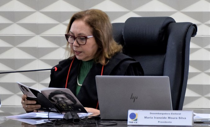 As quatro imagens retratam o evento de lançamento realizado na sala de sessões do TRE-CE. Na pri...