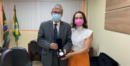 Foto do desembargador Inacio Cortez ao lado da juíza Kamile Castro, no gabinete da Presidência d...