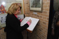 Coube à desa. Maria Iracema do Vale apor a primeira assinatura no livro de visitas do Centro de ...