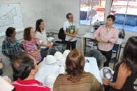 O engenheiro Ivo Almino, servidor do TRE-CE, explica o itinerário da visita.