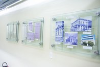 Conjunto de três painéis expondo fotografias de jornais, sedes do TRE-CE e títulos eleitorais.