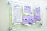 Fotografias expostas no painel: Primiera fotografia à esquerda: primeira página do jornal O Povo...