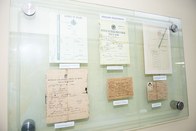 Acima, à esquerda: título eleitoral utilizado no Séc. XIX, durante o Império: ao centro: título ...