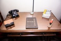 Mesa incorporada ao acervo do Centro de memória Eleitoral, originalmente pertencente ao mobiliár...