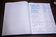 Nesta página constam as assinaturas das autoridades e demais pessoas presentes à inauguração do ...