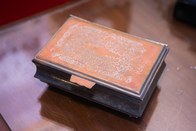 Recipiente confeccionado em metal utilizado para recolher os votos por ocasião da eleição para p...