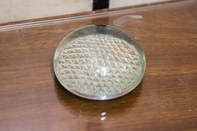 Peso de vidro utilizado sobre pilhas de papeis para evitar sua dispersão.