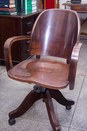 Cadeira giratória em madeira