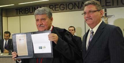 Foto da cerimônia de lançamento do selo e do carimbo em comemoração aos 80 anos da Justiça Eleit...