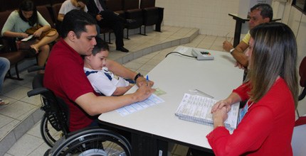 Foto de eleitor com deficiência na Campanha da Acessibilidade no dia da eleição