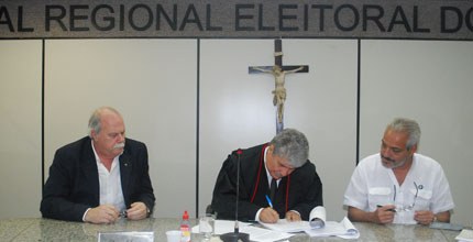 TRE-CE - Assinatura do contrato da nova sede TRE-CE assina contrato com empresa vencedora da licitação para a construção da sua nova sede
