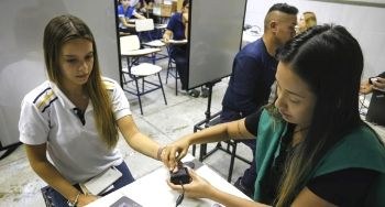 Cadastro biométrico de aluno de ensino médio no próprio colégio