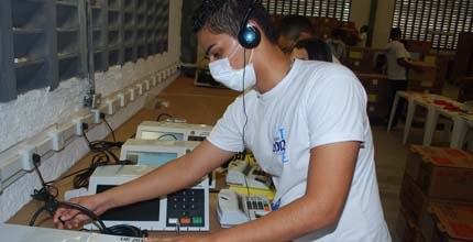 TRE-CE Carga nas Urnas 2012 Trabalho de carga nas urnas nas eleições 2012