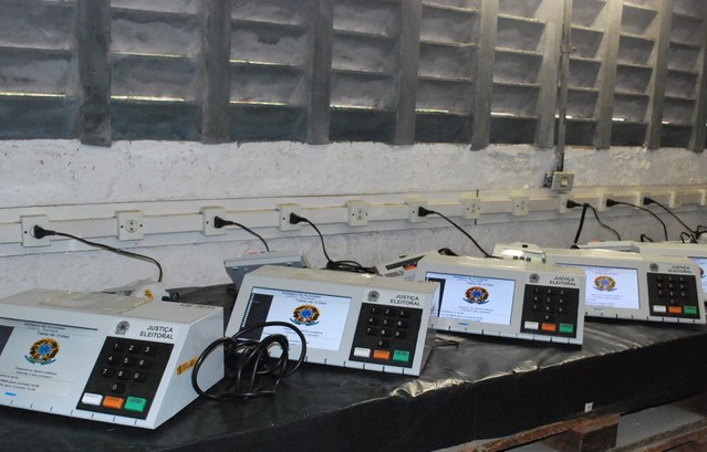 TRE-CE carga urnas eletrônicas